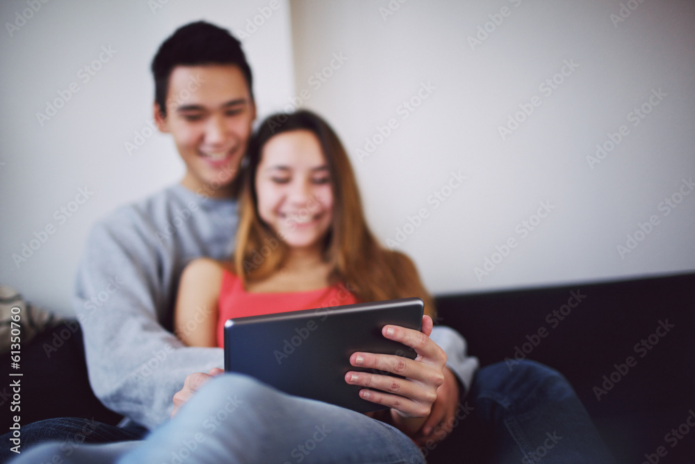 数字平板电脑上的快乐青少年情侣电影