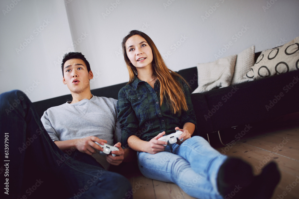 年轻情侣玩电子游戏-室内