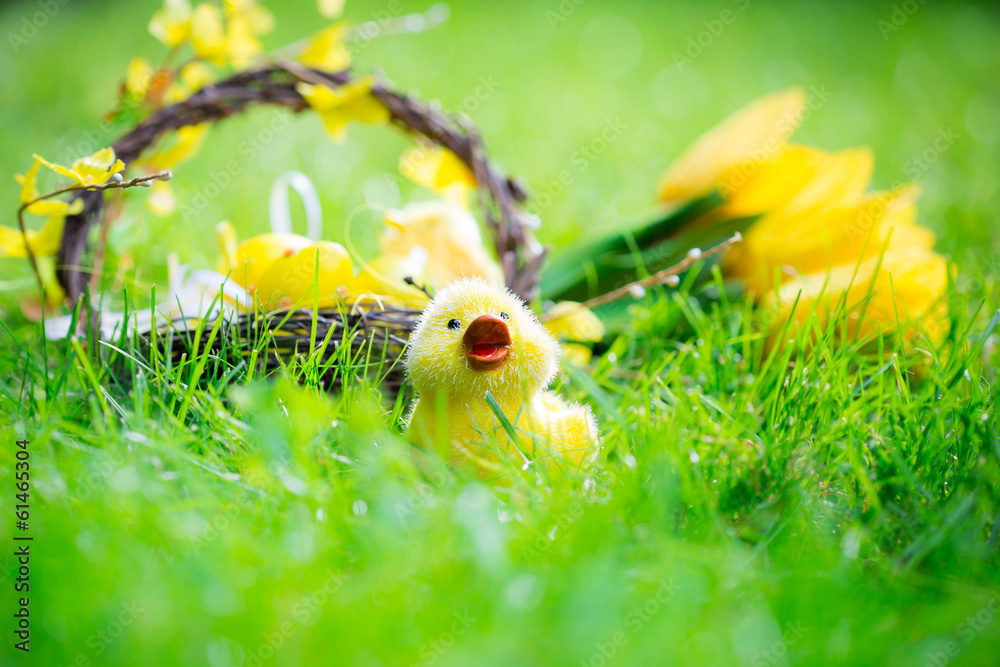 绿草上的复活节彩蛋