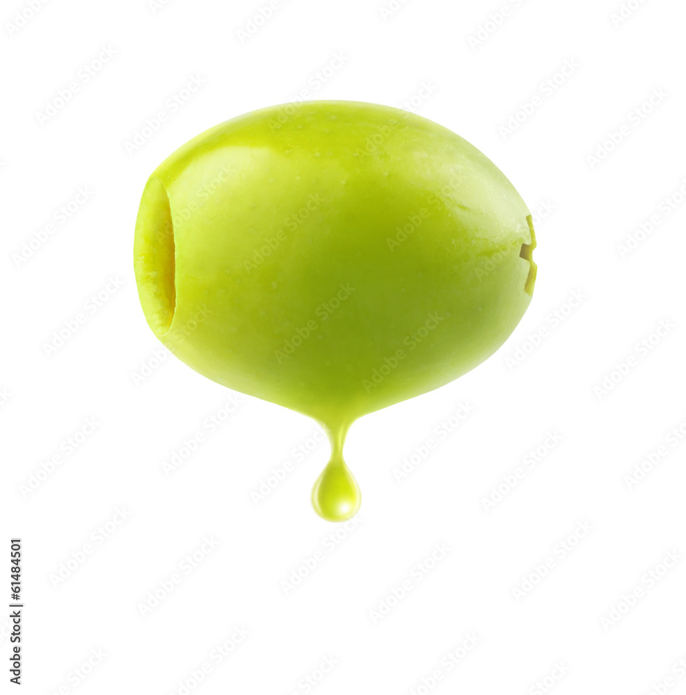 孤立的橄榄。一个有核的绿色橄榄果实，白色背景上有一滴孤立的油