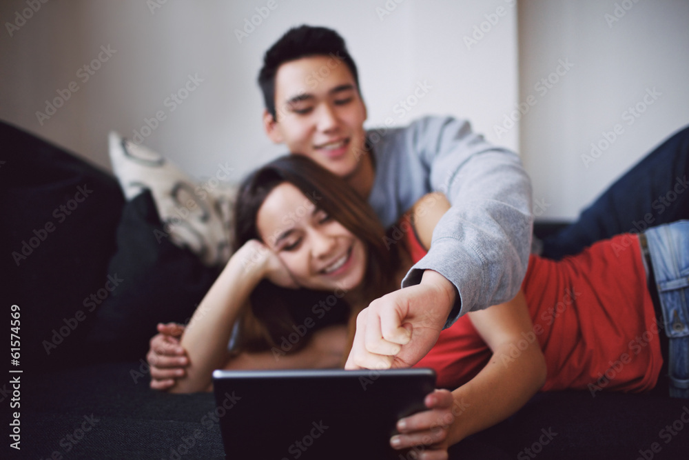 青少年情侣在数字平板电脑上上网