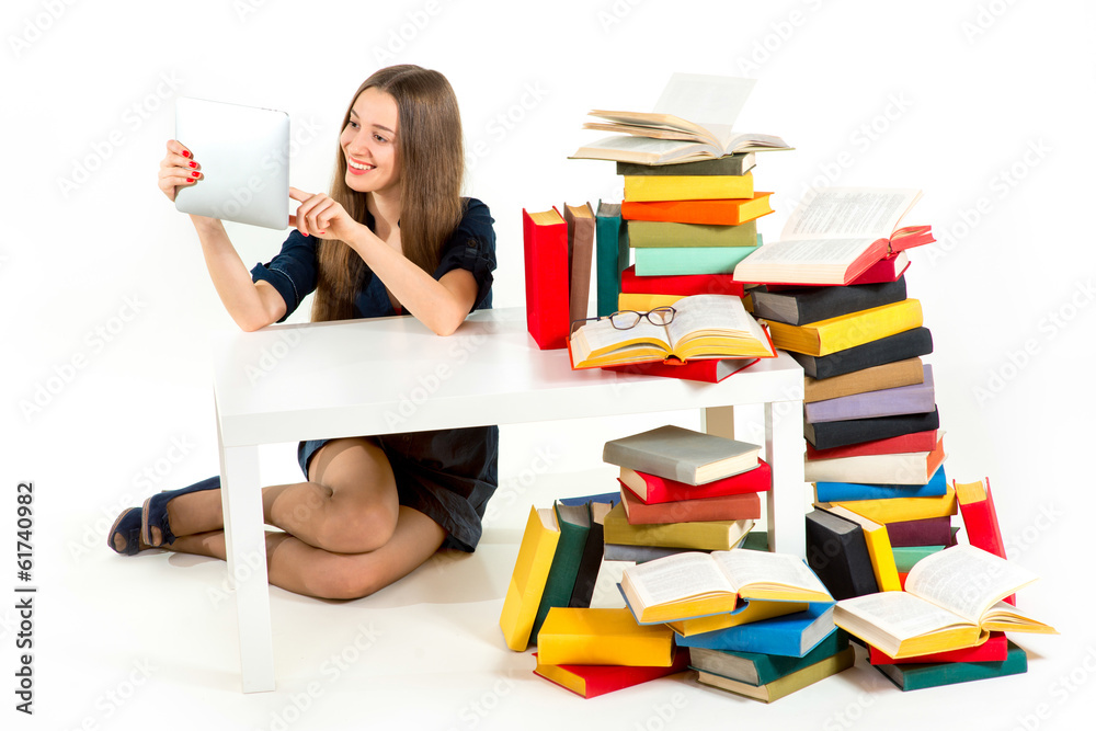 女孩在平板电脑上读一些不必要的书