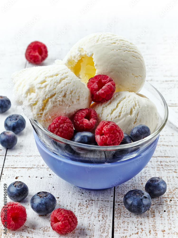 覆盆子和蓝莓冰淇淋