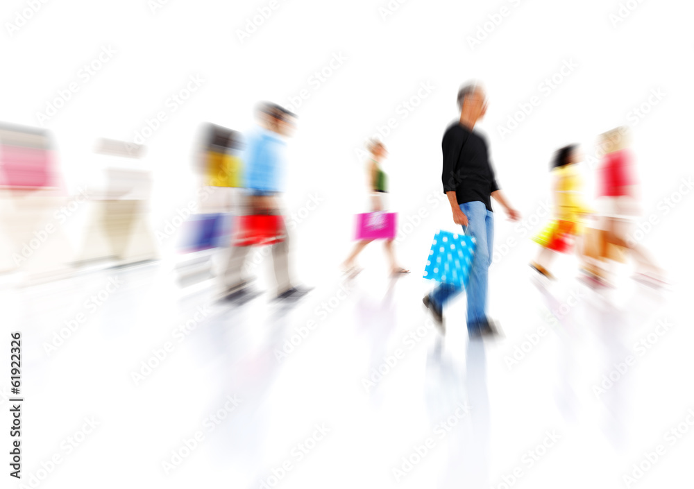 一群五颜六色的多民族人提着购物袋行走
