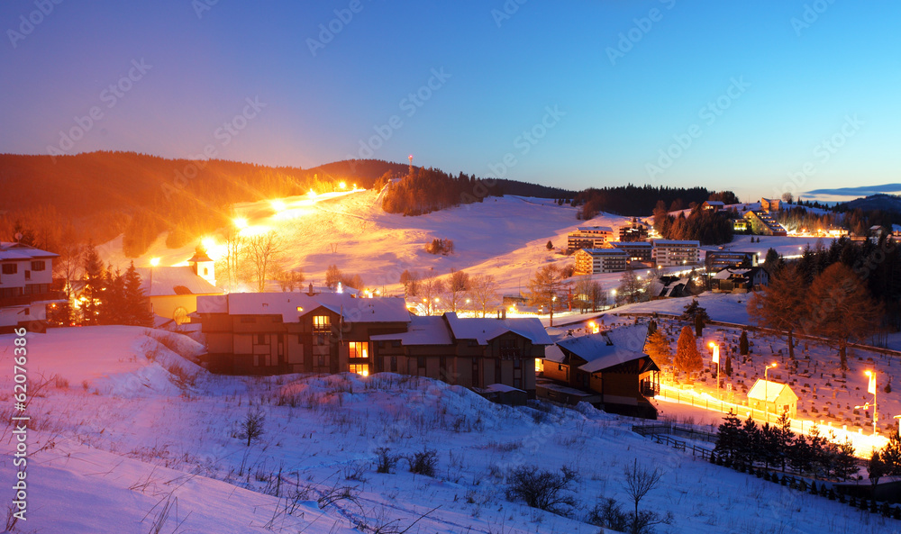 夜晚的多诺瓦利村-斯洛伐克滑雪场