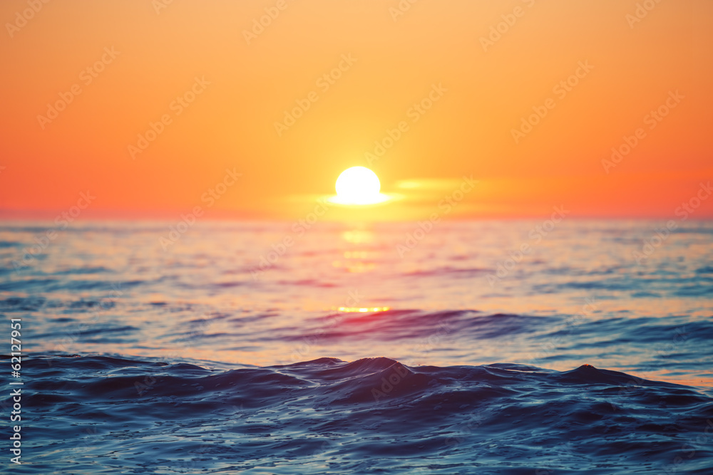 日出与海浪