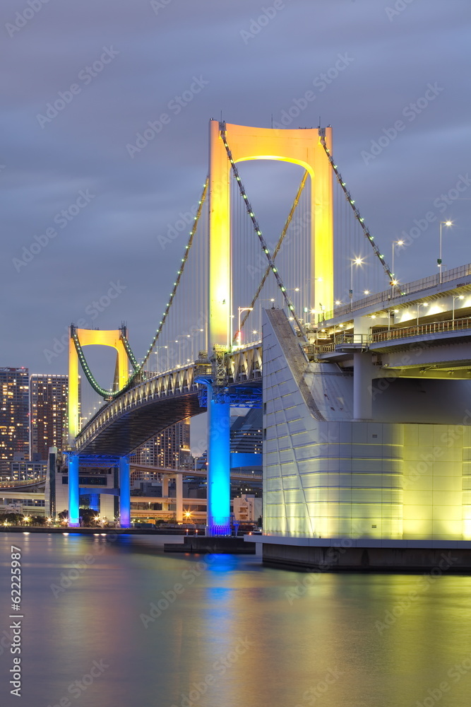 黄昏时的东京湾和彩虹桥景观
