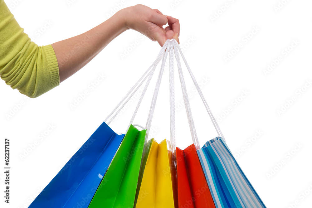 Eine junge Frau hält Einkaufstaschen fürs Shopping in der Hand