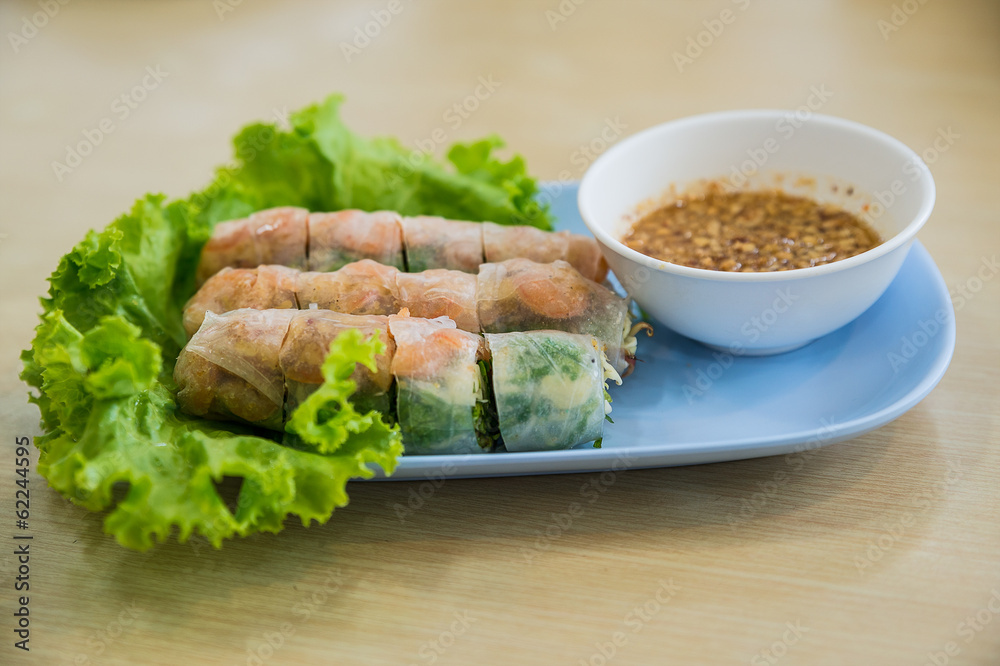 越南春卷配生菜、薄荷、虾和粉丝