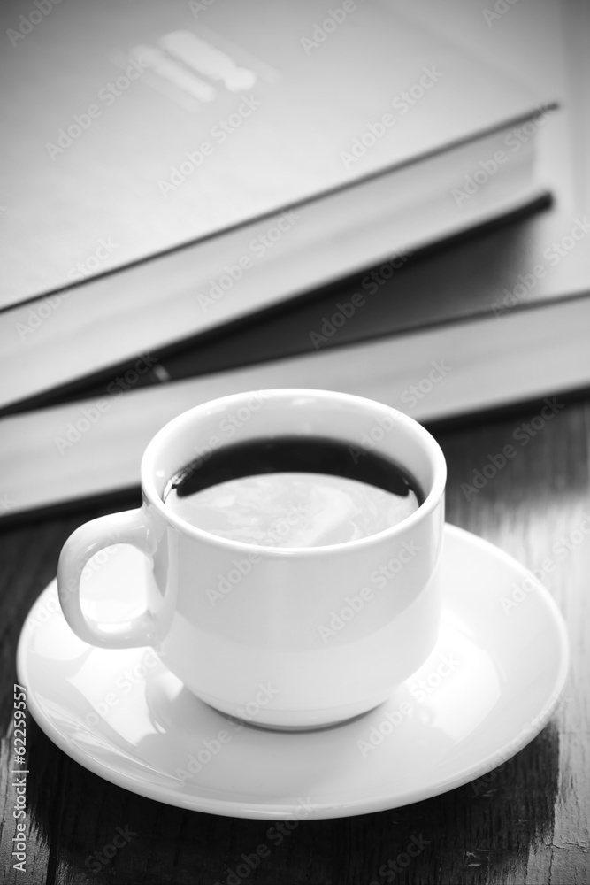 工作时的咖啡休息时间一堆书上的咖啡杯
