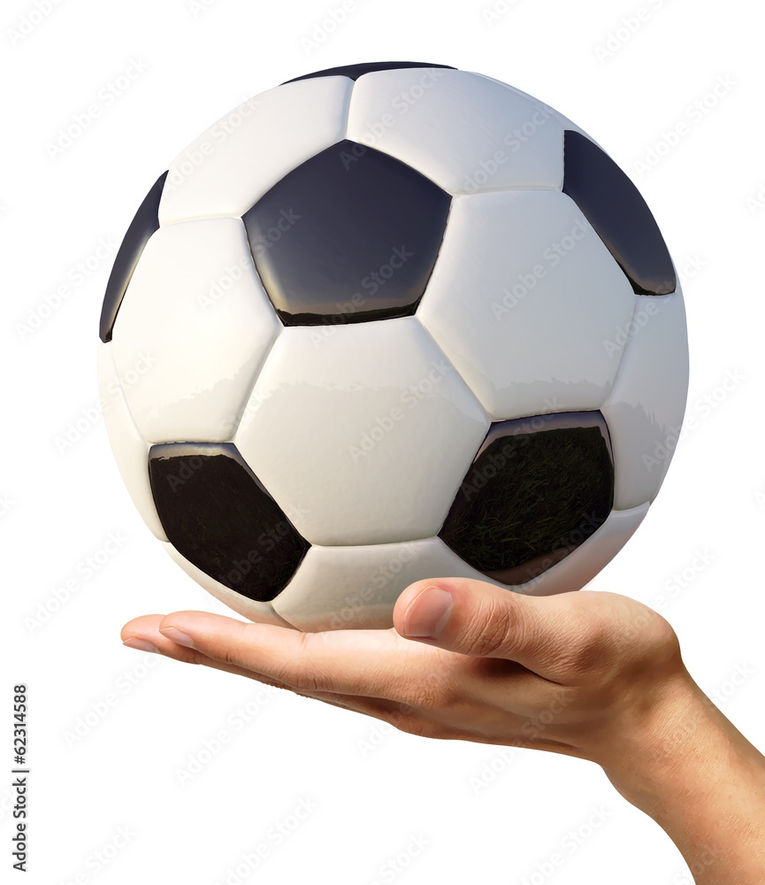 男人把足球放在手掌上。