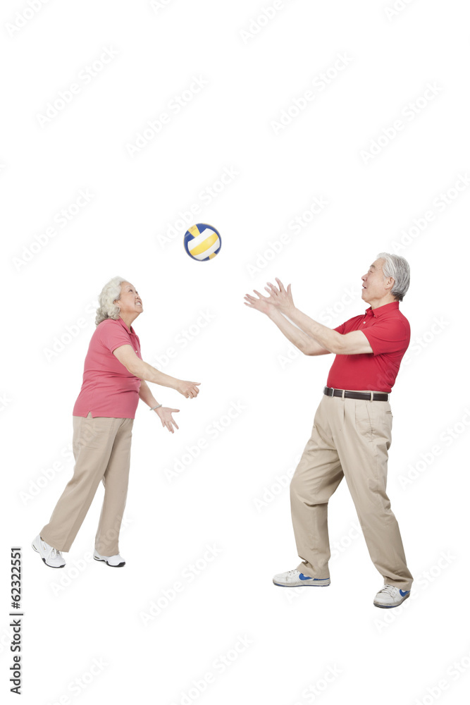 。一对正在打排球的老夫妇。