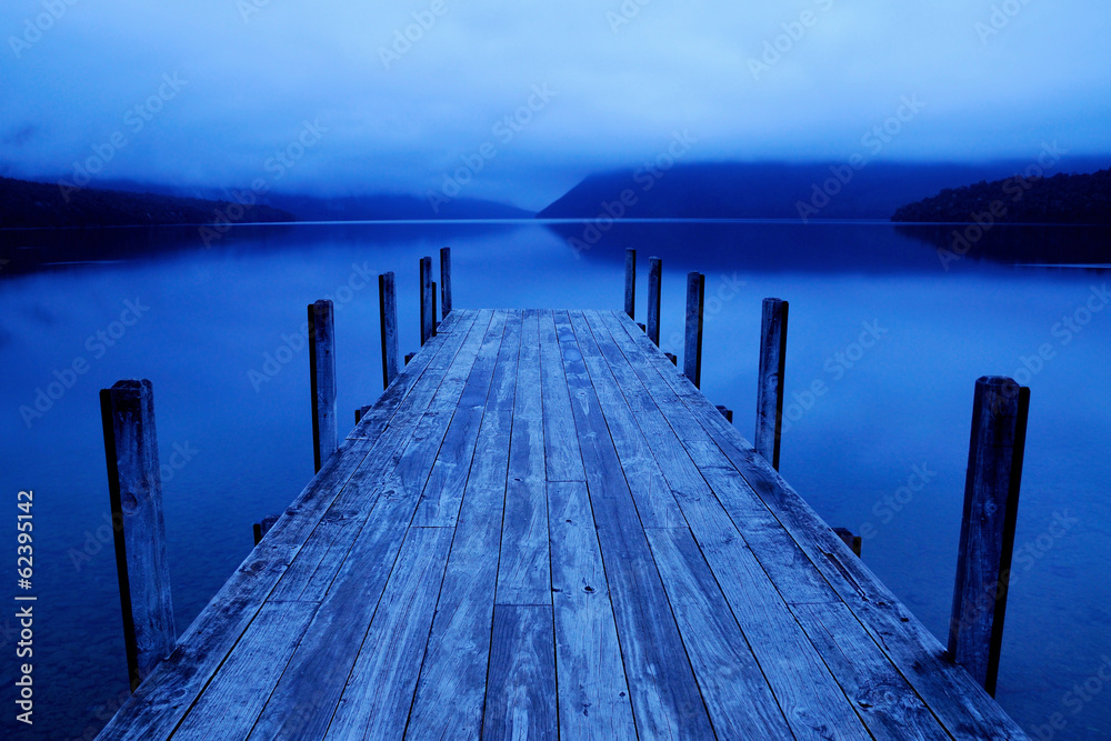 宁静祥和的蓝色码头湖