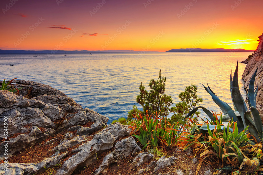 克罗地亚达拉马提亚马卡尔斯卡，海上令人惊叹的日落