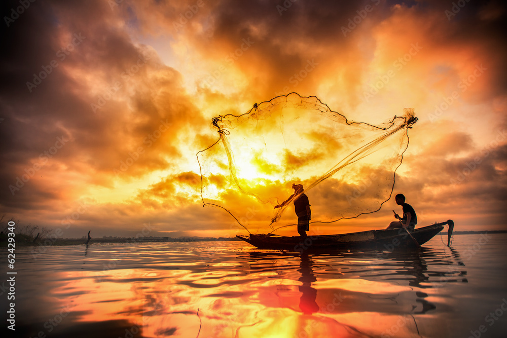 Bangpra湖渔民在捕鱼时的行动