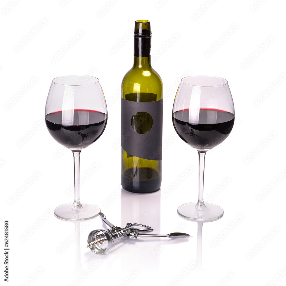 白葡萄酒配酒瓶和开瓶器装在玻璃杯中