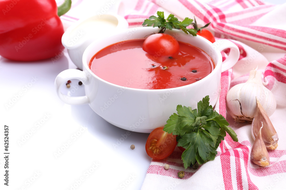 美味的番茄汤和蔬菜，白色隔离