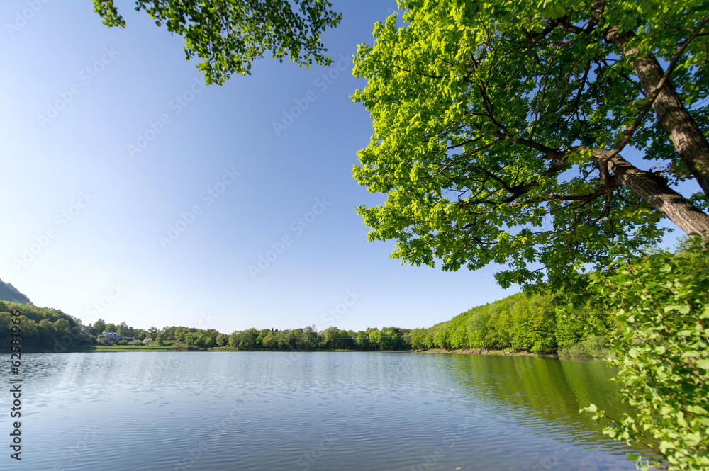 美丽湖泊环境的水平彩色图像