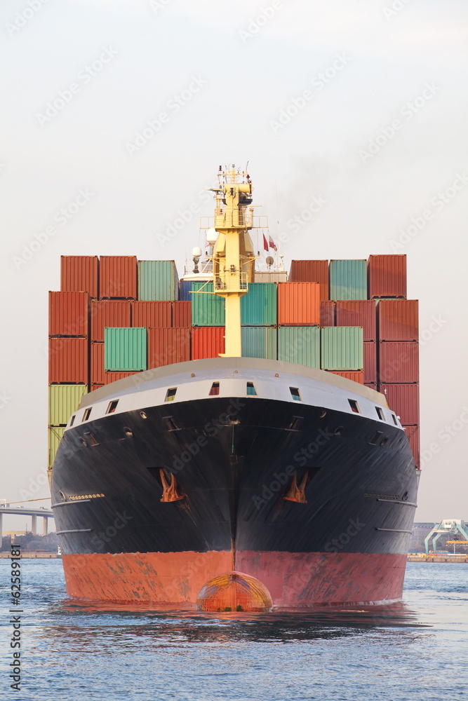 港口码头集装箱堆叠的货运船