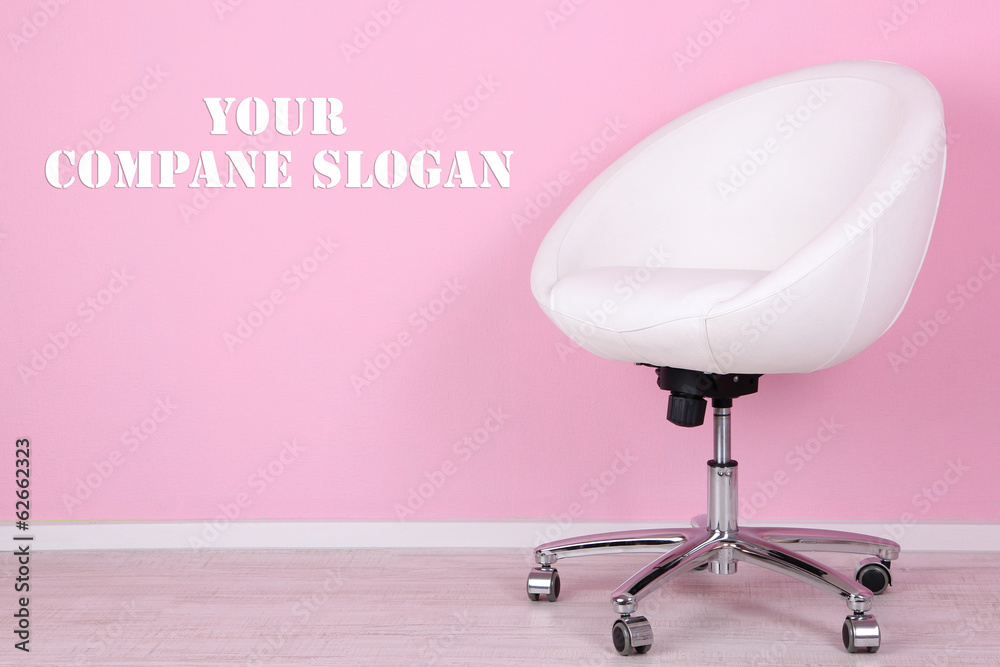 粉色背景的现代椅子