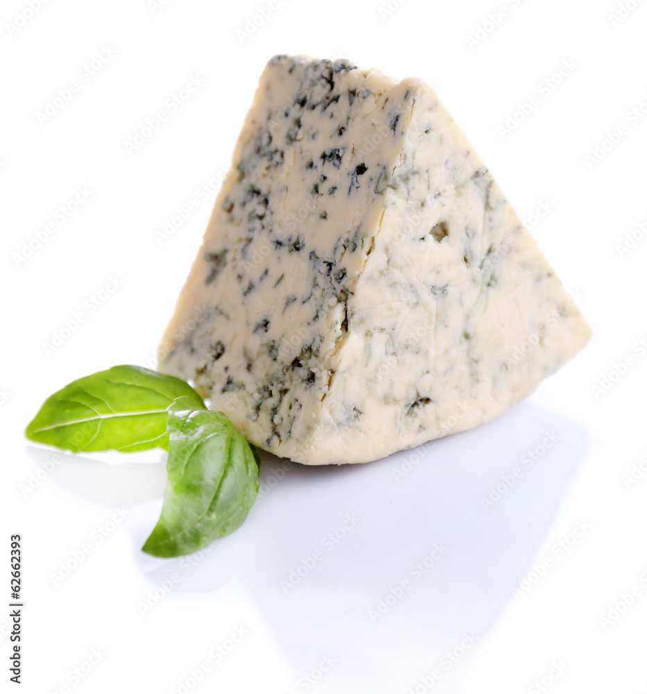 美味的蓝奶酪配罗勒，白色隔离