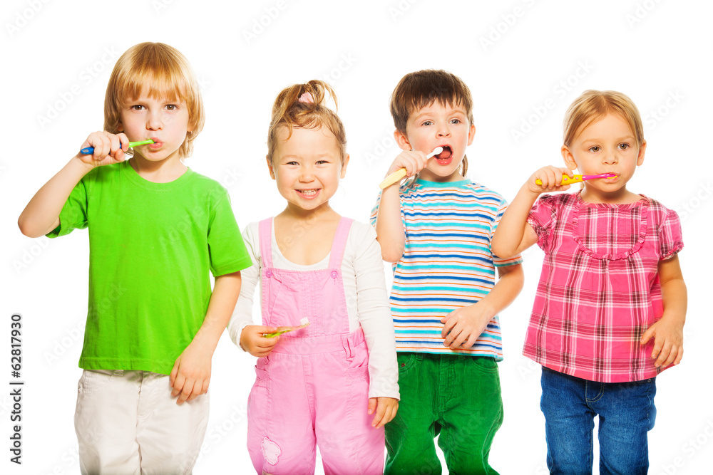 四个孩子在刷牙
