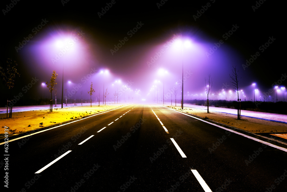 Escena urbana nocturna.Carretera y niebla en la ciudad