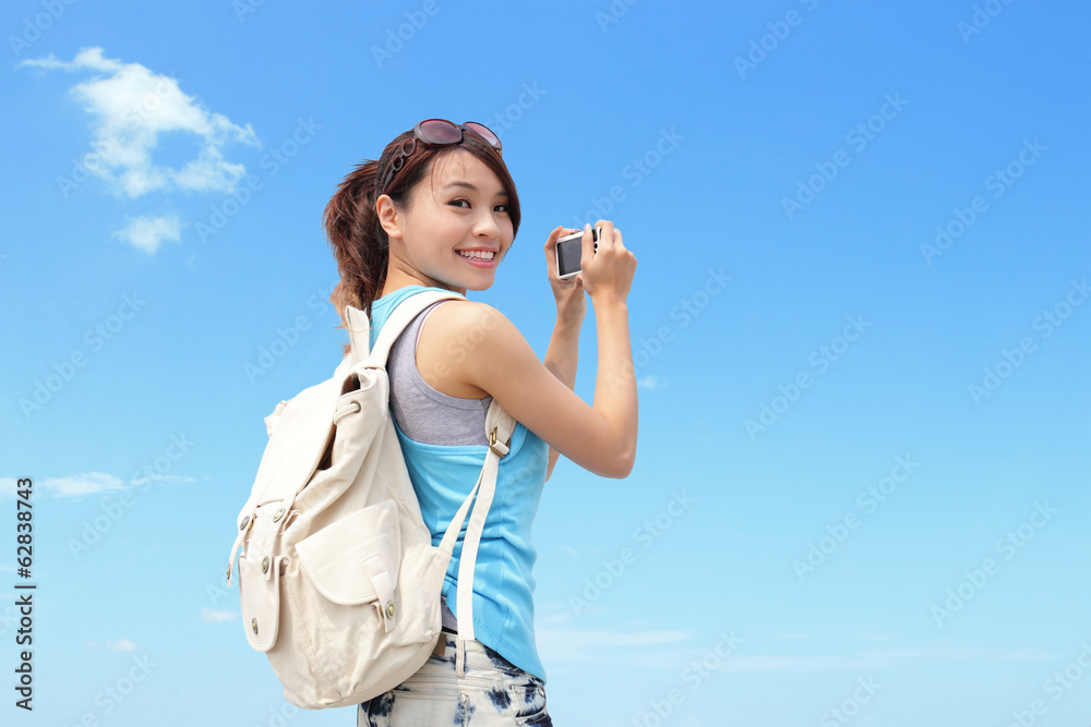 快乐的女人旅行者的相机照片