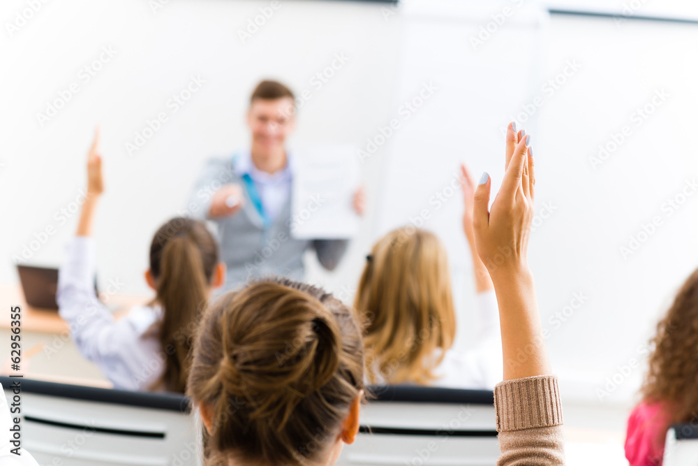 课堂上举手的女性