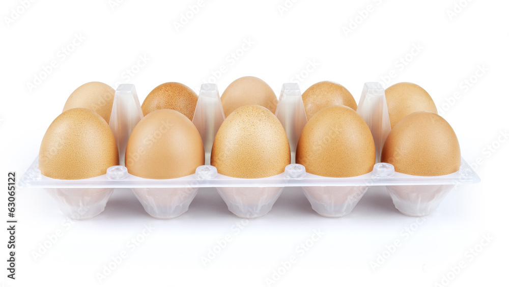在白色背景下拍摄的一打农场新鲜鸡蛋。