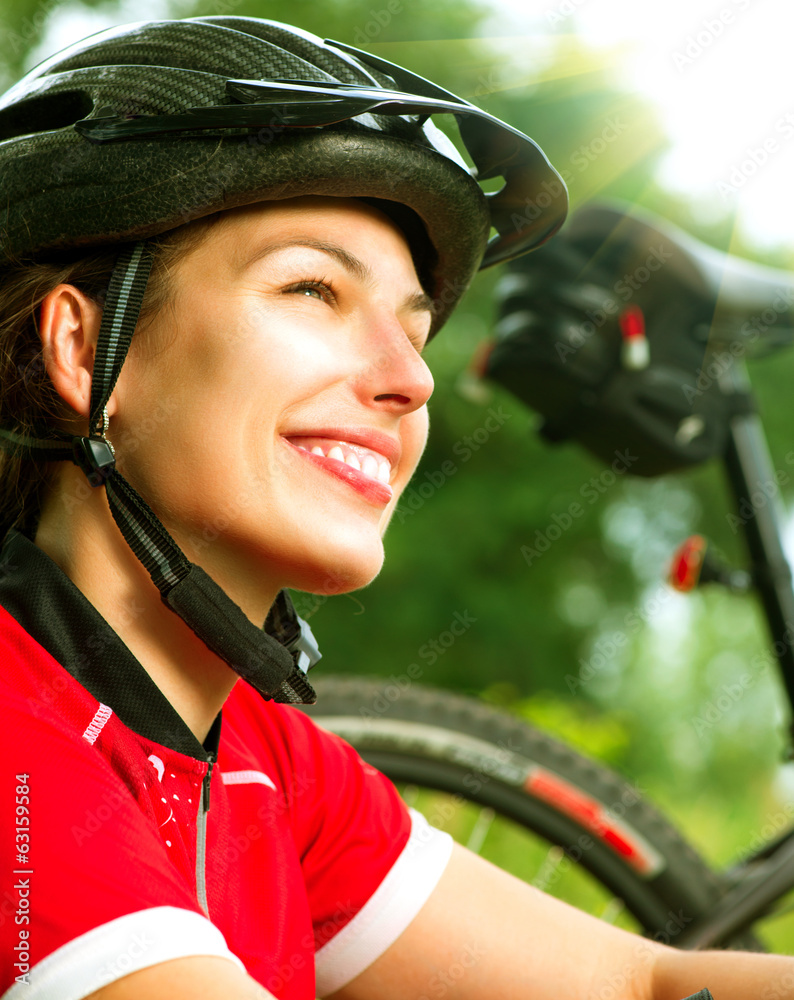 年轻女性在户外骑自行车。健康的生活方式