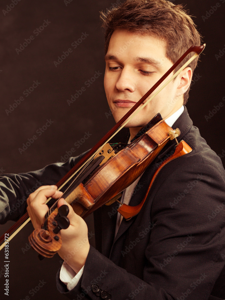 小提琴手拉小提琴。古典音乐艺术