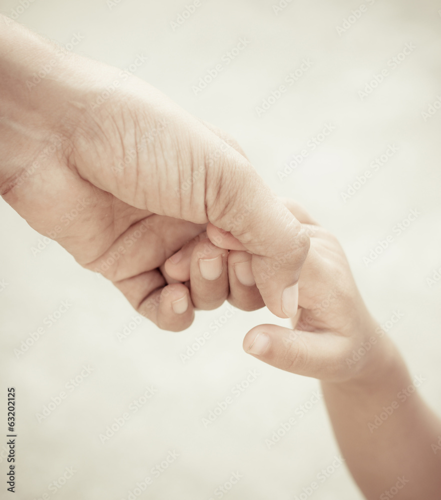 母亲牵着孩子的手