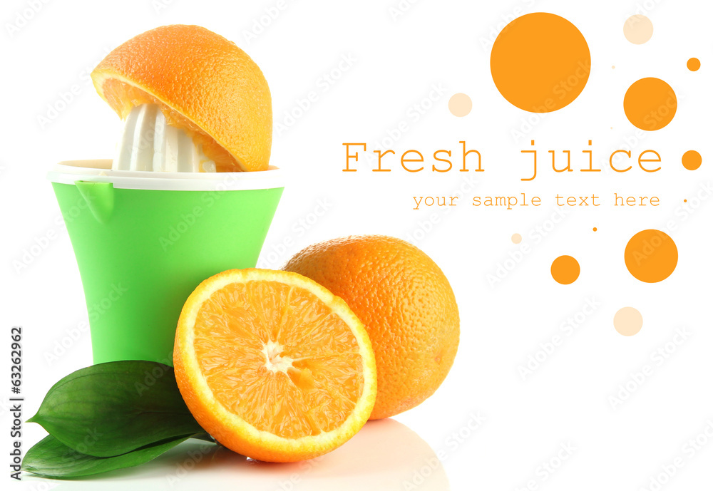柑橘压榨和成熟的橙子，在白色上分离