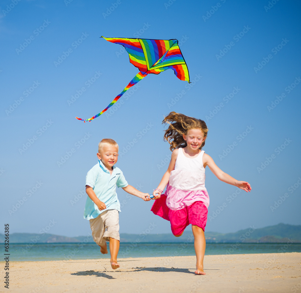 孩子们在海滩上奔跑