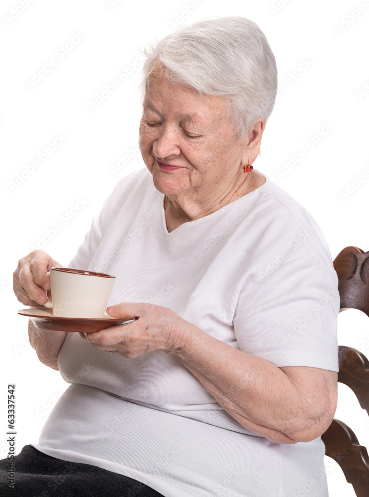 老妇人享受咖啡或茶杯