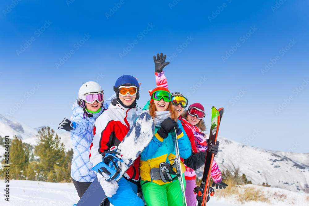 滑雪板和滑雪板的五个快乐朋友