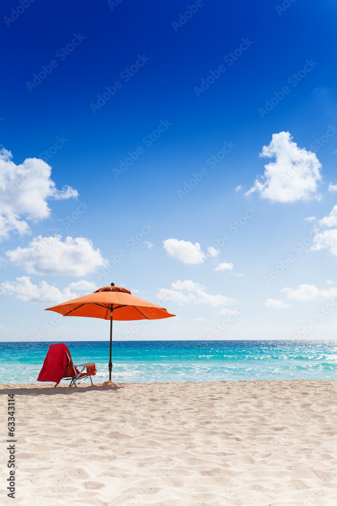 海滩上的雨伞和椅子