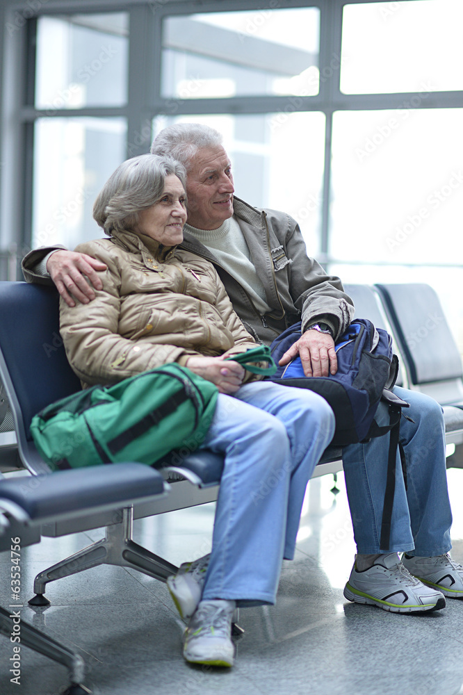 机场的老年夫妇