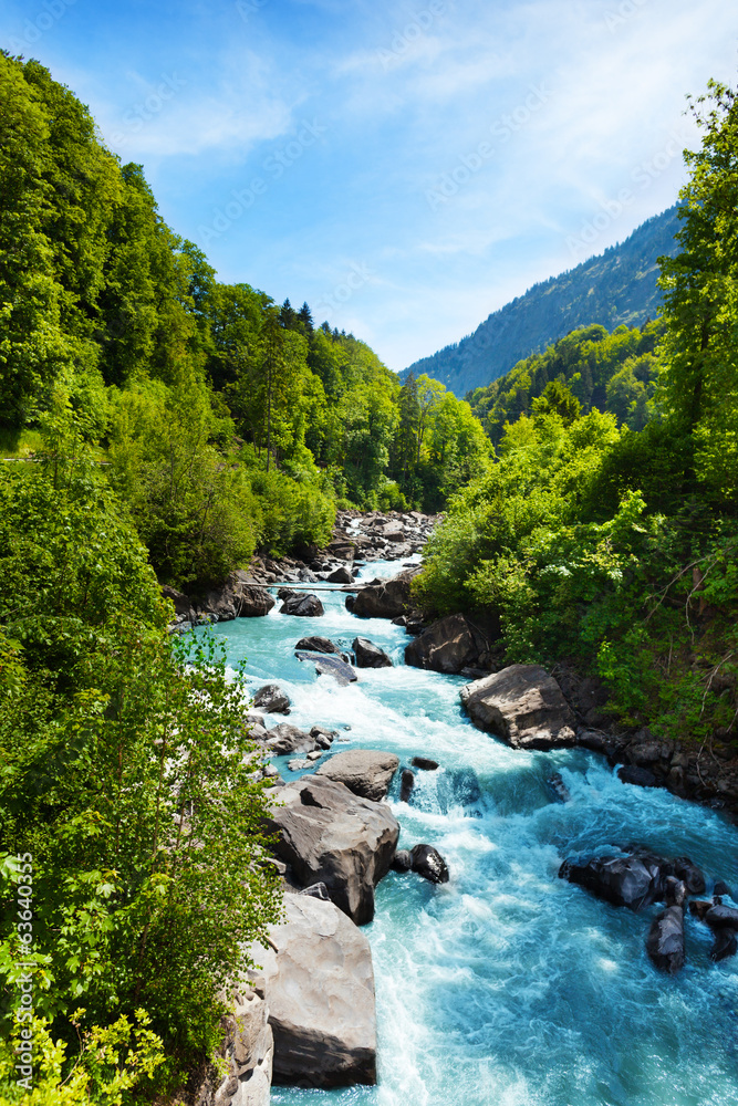 瑞士风景如画，河流纯净