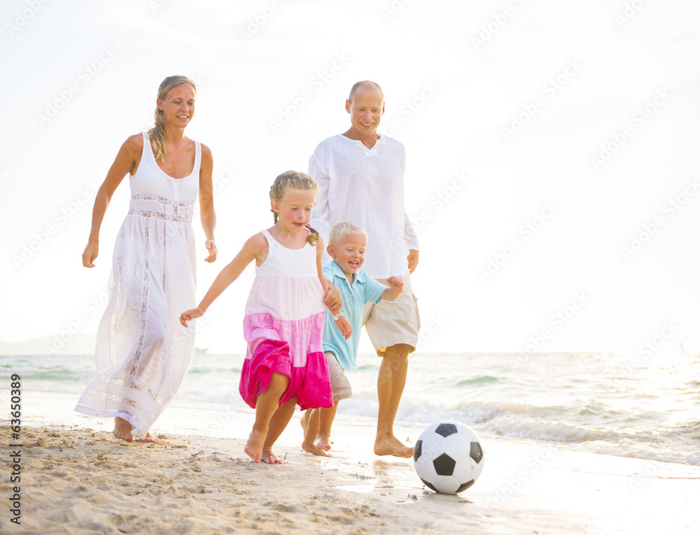 一家人在海滩上玩耍