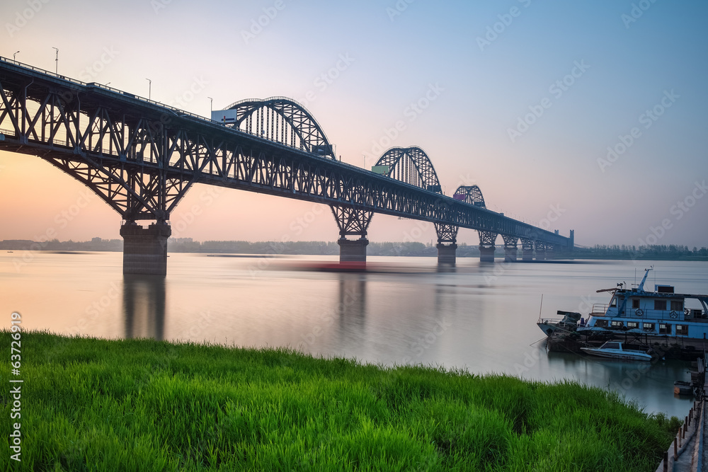 黄昏美丽的九江长江大桥