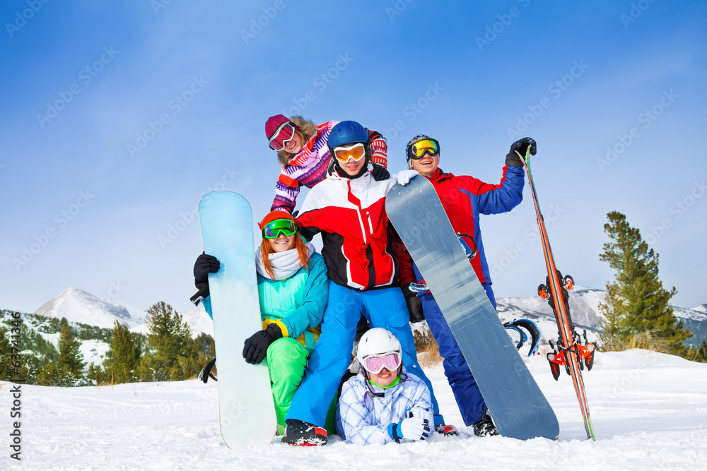 滑雪板和滑雪板的快乐伙伴