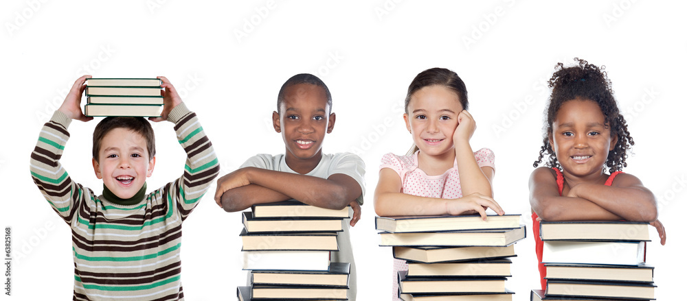 四个有趣的孩子，有很多书