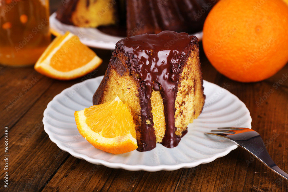 餐桌上一块美味的橙子蛋糕特写