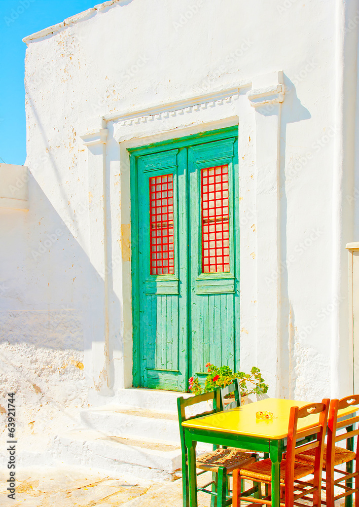 希腊阿莫尔戈斯岛老房子的彩色门