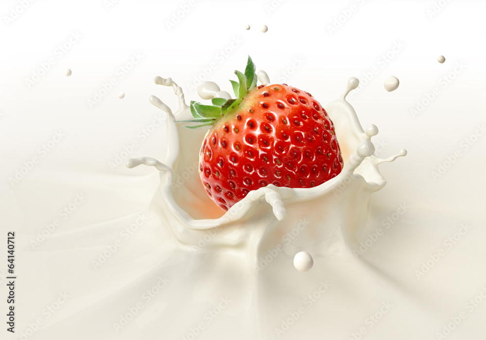 草莓掉进牛奶里飞溅。