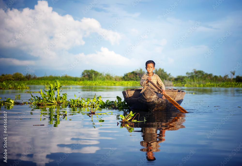 柬埔寨男孩乘船旅行