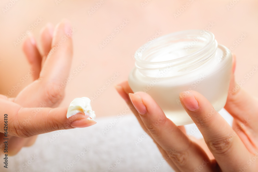 女性手中的护肤保湿霜
