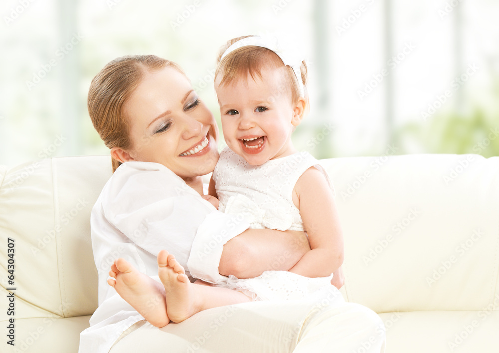 幸福的家庭。母亲和宝贝女儿玩耍、拥抱、亲吻